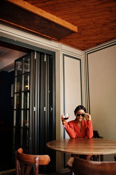 Портрет Африканської Американки Зачіска Ретро Окулярами Носіть Оранжеву Куртку Ресторані — стокове фото