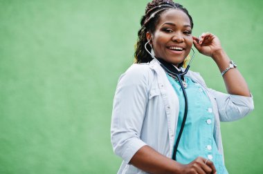 Steteskoplu, laboratuvar önlüğü giyen Afrikalı Amerikalı kadın doktorun portresi..