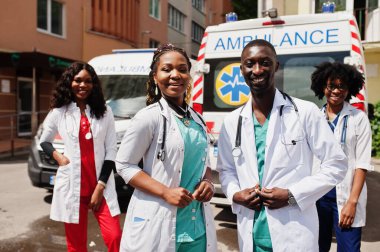 Bir grup Afrikalı paramedik ambulans acil durum ekibi doktoru..