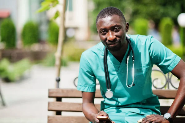 Retrato Médico Africano Con Estetoscopio Con Abrigo Verde Teléfono Móvil — Foto de Stock