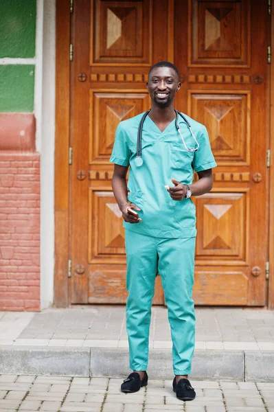 Retrato Médico Africano Con Estetoscopio Con Abrigo Verde Teléfono Móvil — Foto de Stock