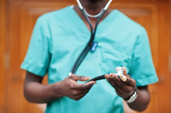 Retrato Del Médico Africano Con Estetoscopio Con Abrigo Verde — Foto de Stock