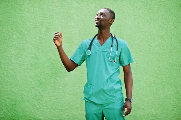 Retrato Del Médico Africano Con Estetoscopio Con Abrigo Verde — Foto de Stock