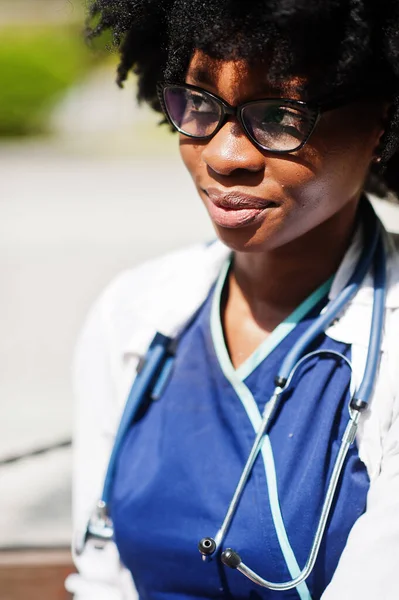 Retrato Médica Afro Americana Com Estetoscópio Usando Jaleco — Fotografia de Stock