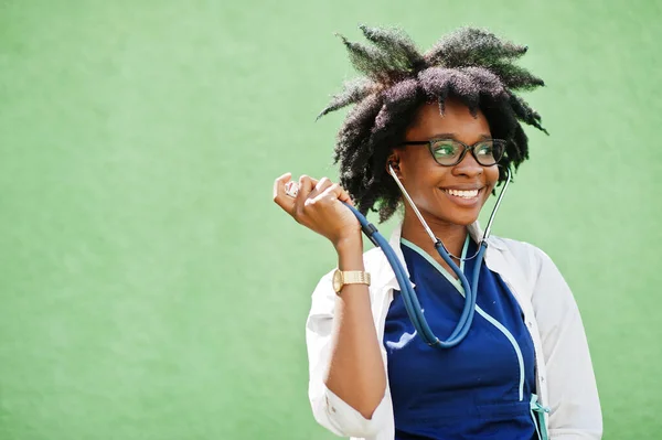 Porträt Einer Afroamerikanischen Ärztin Mit Stethoskop Laborkittel — Stockfoto