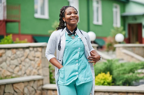Porträtt Afroamerikansk Kvinnlig Läkare Med Stetoskop Bär Labbrock — Stockfoto