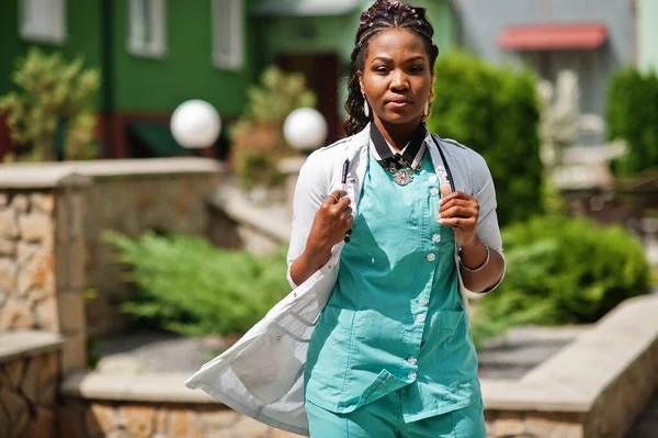 Porträtt Afroamerikansk Kvinnlig Läkare Med Stetoskop Bär Labbrock — Stockfoto