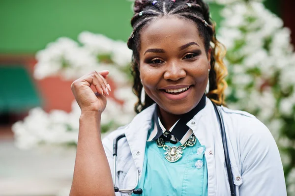 Retrato Médica Afro Americana Com Estetoscópio Usando Jaleco — Fotografia de Stock