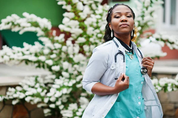 Porträtt Afroamerikansk Kvinnlig Läkare Med Stetoskop Bär Labbrock — Stockfoto