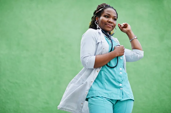 Retrato Médica Afro Americana Com Estetoscópio Usando Jaleco — Fotografia de Stock