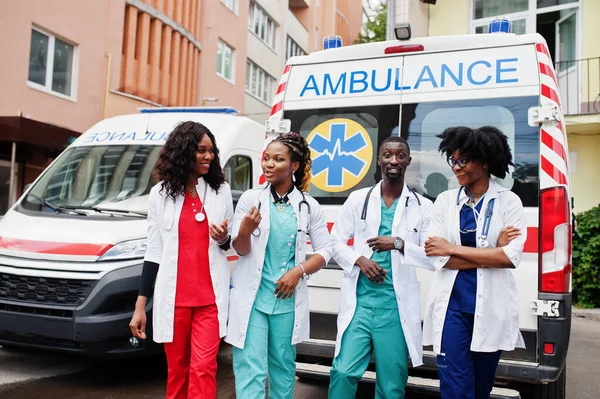 Grupo Médicos Emergencias Ambulancias Paramédicas Africanas — Foto de Stock