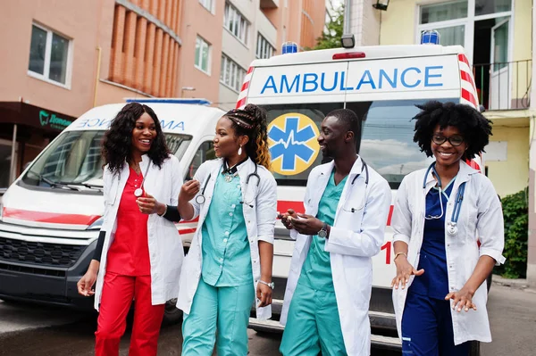 Gruppe Afrikanischer Rettungssanitäter Und Notärzte — Stockfoto