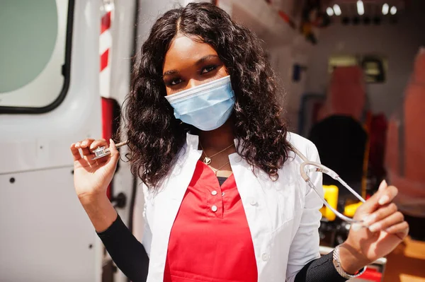 African American Female Paramedic Face Protective Medical Mask Standing Front — Stock Photo, Image