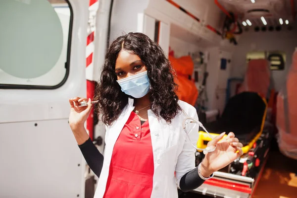 Afrikansk Amerikansk Kvinnlig Sjukvårdare Ansiktet Skyddande Medicinsk Mask Står Framför — Stockfoto