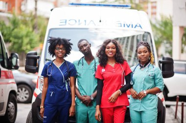 Bir grup Afrikalı paramedik ambulans acil durum ekibi doktoru..