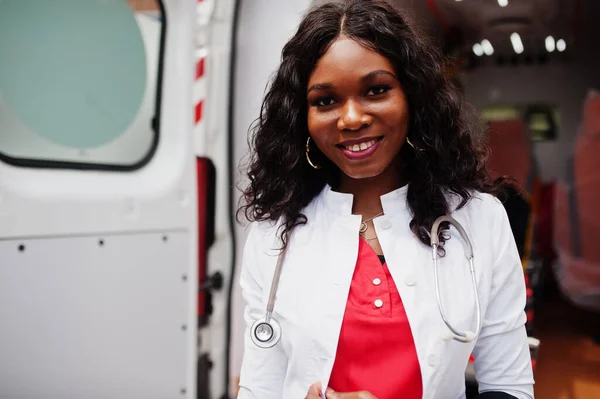 Afro Americana Paramédica Pie Delante Coche Ambulancia — Foto de Stock