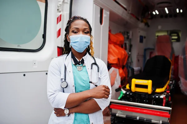 Africano Americano Paramédico Cara Máscara Médica Protectora Pie Delante Coche — Foto de Stock