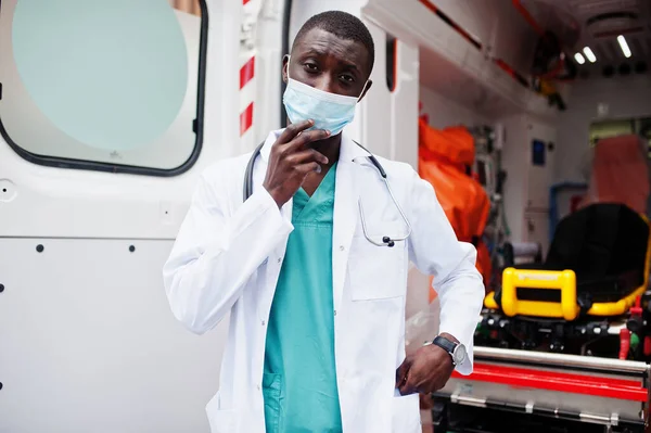 Africano Paramédico Masculino Cara Máscara Médica Protectora Pie Delante Coche — Foto de Stock