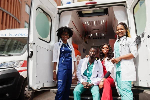 Grupo Médicos Emergencias Ambulancias Paramédicas Africanas — Foto de Stock
