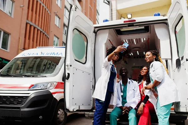 Grupo Médicos Emergencias Ambulancias Paramédicas Africanas Haciendo Selfies Por Teléfono — Foto de Stock