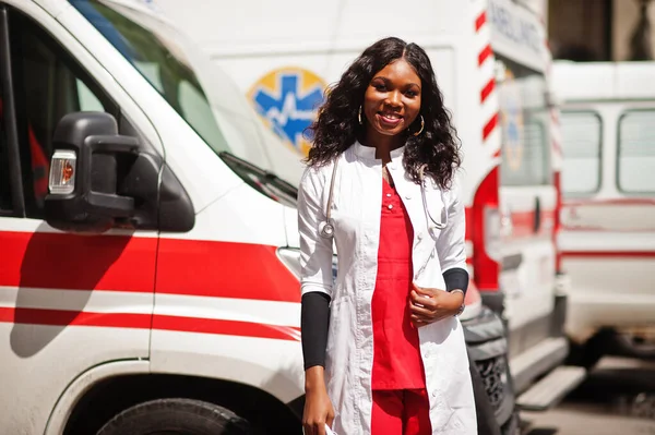 Afro Americana Paramédica Pie Delante Coche Ambulancia —  Fotos de Stock