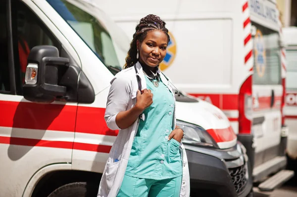 Afro Americana Paramédica Pie Delante Coche Ambulancia — Foto de Stock