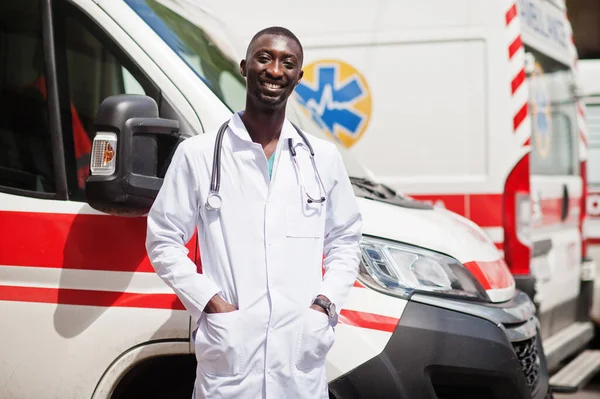 Africano Paramédico Pie Delante Coche Ambulancia — Foto de Stock