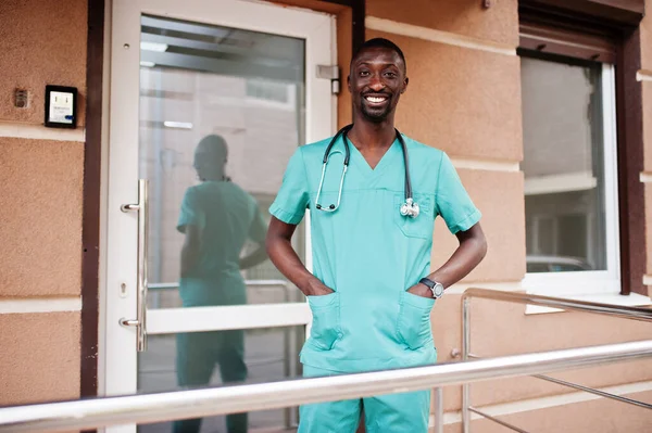 Médico Paramédico Africano Con Estetoscopio — Foto de Stock