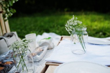 Dışarıda doğum günü partisini dekorasyonla kutluyoruz..