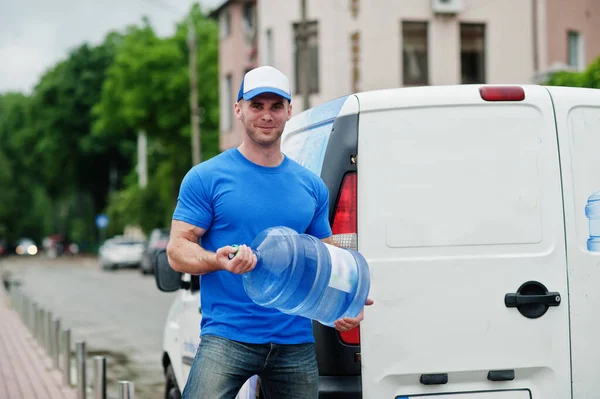 Hombres Reparto Furgoneta Carga Delantera Entregando Botellas Agua — Foto de Stock