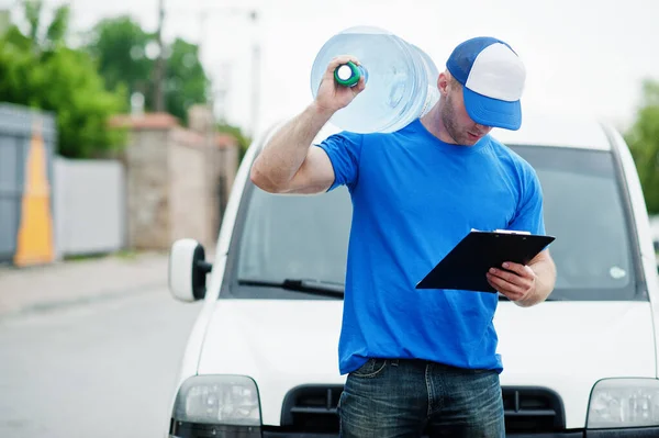 Leverans Man Med Urklipp Främre Last Van Leverera Flaskor Vatten — Stockfoto