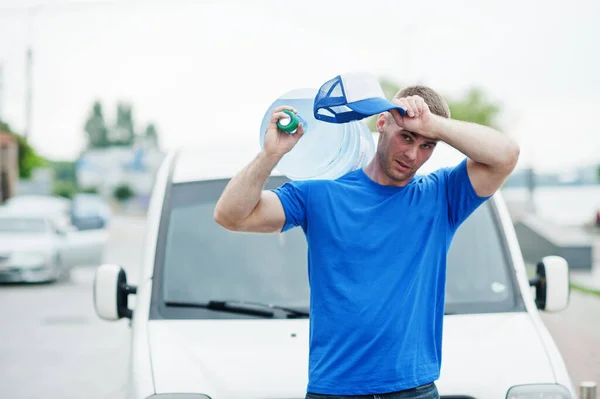 Hombre Entrega Trabajo Duro Cansado Furgoneta Carga Delantera Entregando Botellas — Foto de Stock