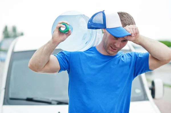 Hombre Entrega Trabajo Duro Cansado Furgoneta Carga Delantera Entregando Botellas — Foto de Stock