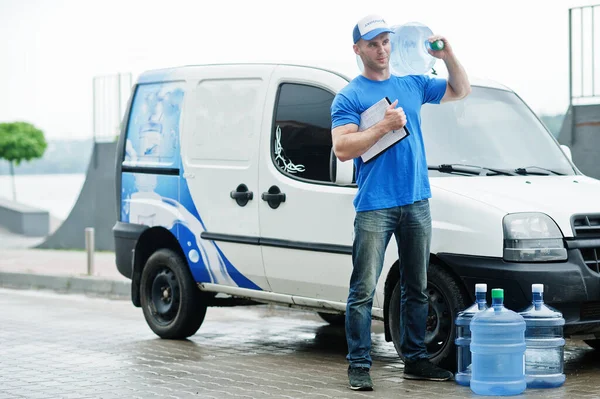 Repartidor Con Portapapeles Furgoneta Carga Delantera Entregando Botellas Agua — Foto de Stock