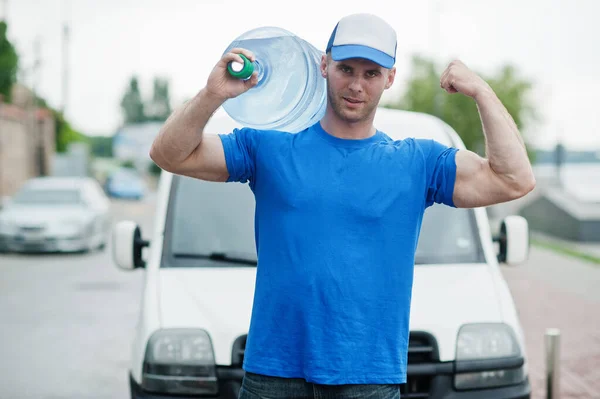 Entrega Hombre Musculoso Furgoneta Carga Delantera Entrega Botellas Agua — Foto de Stock
