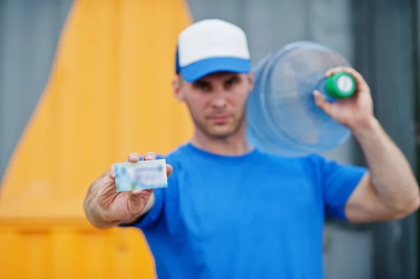 Entrega Hombre Llevando Botella Agua Hombro Tarjeta Presentación — Foto de Stock