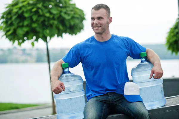 Entrega Hombre Sentado Con Botellas Agua Aire Libre — Foto de Stock