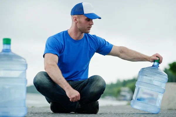 Entrega Hombre Sentado Con Botellas Agua Aire Libre — Foto de Stock