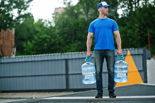 Repartidor Con Las Botellas Agua Las Manos — Foto de Stock