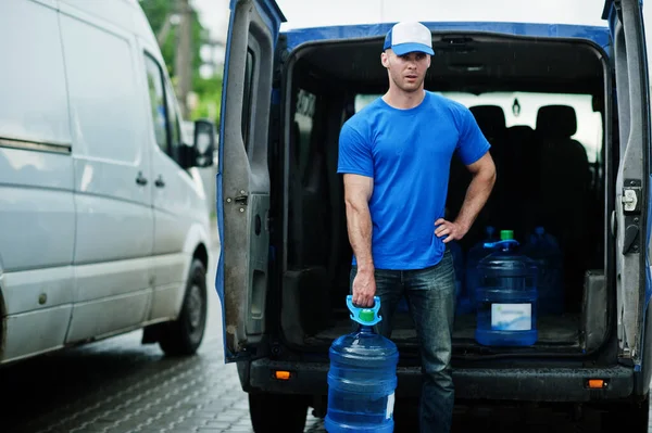 Leveringsman Voorste Bestelwagen Leveren Flessen Water — Stockfoto