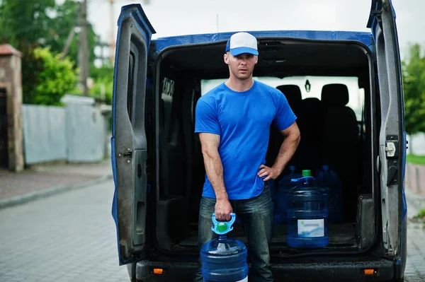 Leveringsman Voorste Bestelwagen Leveren Flessen Water — Stockfoto