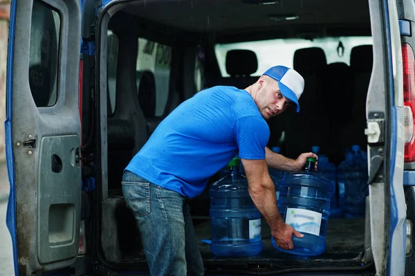 Repartidor Furgoneta Carga Delantera Entregando Botellas Agua — Foto de Stock