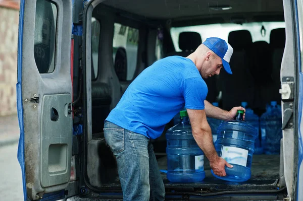 Repartidor Furgoneta Carga Delantera Entregando Botellas Agua — Foto de Stock