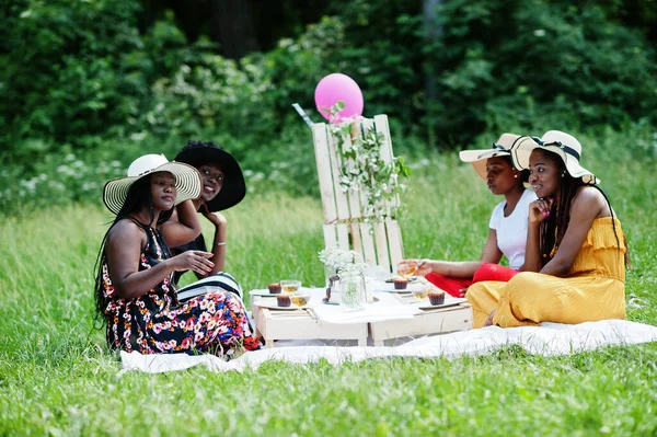 Grupo Chicas Afroamericanas Celebrando Fiesta Cumpleaños Aire Libre Con Decoración — Foto de Stock