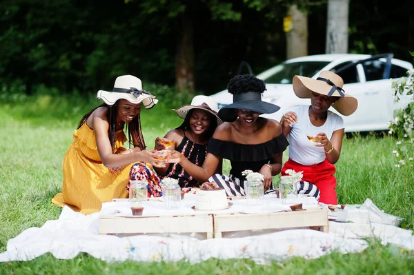 Grupo Chicas Afroamericanas Celebrando Fiesta Cumpleaños Gafas Tintineo Aire Libre — Foto de Stock