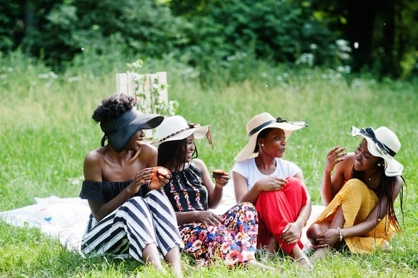 Grupo Chicas Afroamericanas Celebrando Fiesta Cumpleaños Comer Magdalenas Aire Libre — Foto de Stock