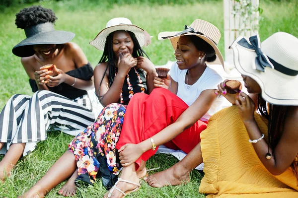 Ομάδα Αφροαμερικανών Κοριτσιών Γιορτάζουν Πάρτι Γενεθλίων Και Τρώνε Κεκάκια Εξωτερικούς — Φωτογραφία Αρχείου