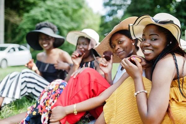 Grupp Afrikanska Amerikanska Flickor Firar Födelsedagsfest Och Äter Muffins Utomhus — Stockfoto