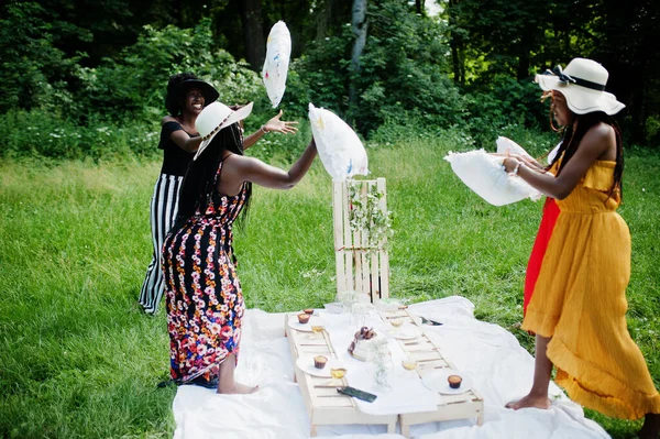 Ομάδα Αφροαμερικανών Κοριτσιών Γιορτάζουν Γενέθλια Του Πάρτι Και Διασκεδάζουν Μαξιλάρια — Φωτογραφία Αρχείου