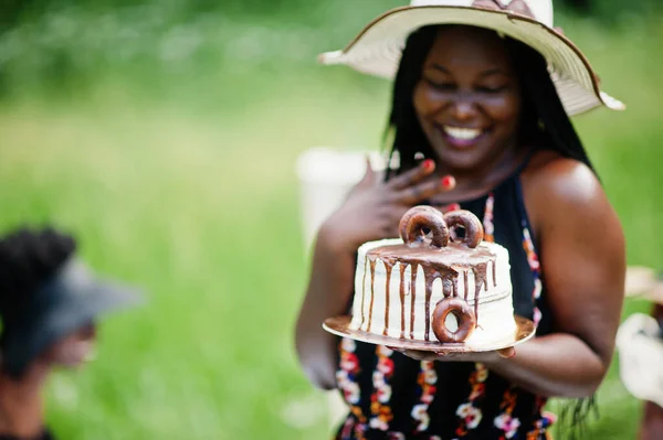 Grupp Afrikanska Amerikanska Flickor Firar Födelsedagsfest Och Hålla Tårta Utomhus — Stockfoto